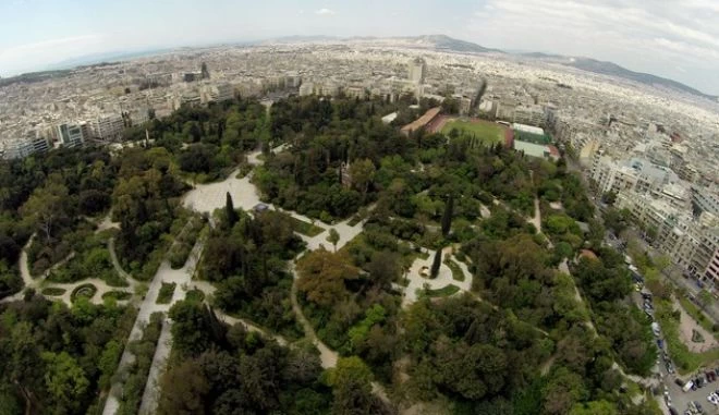 Καίγεται το Πεδίον του Άρεως, στην καρδιά της Αθήνας!